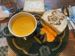 ハリーポッターカフェのホットサンド。スリザリン