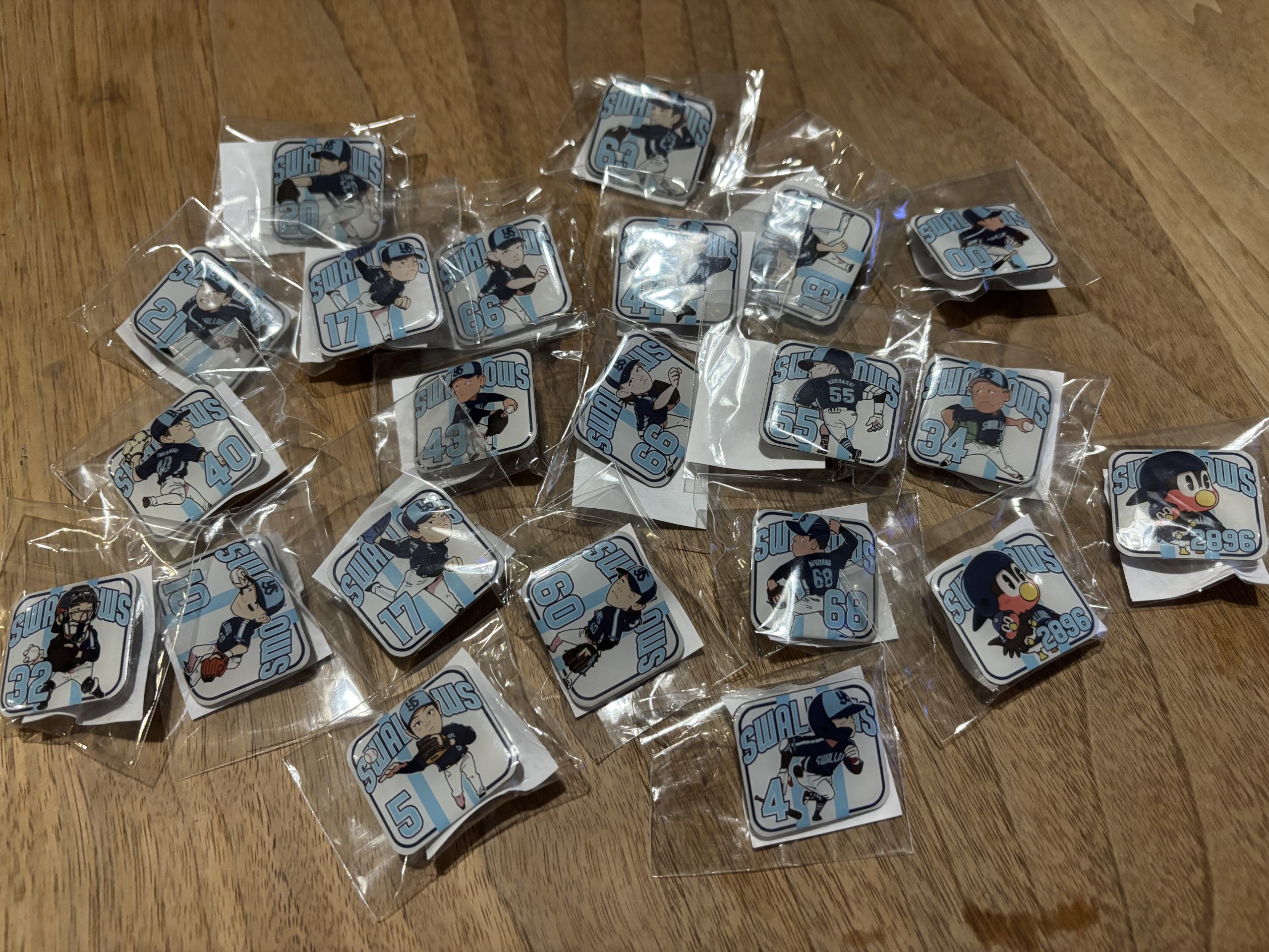 スワローズクルーのポイント景品のピンバッチ。