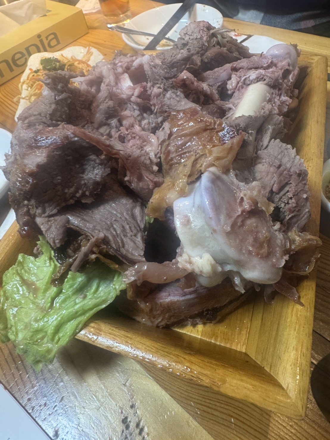 解体された羊の肉