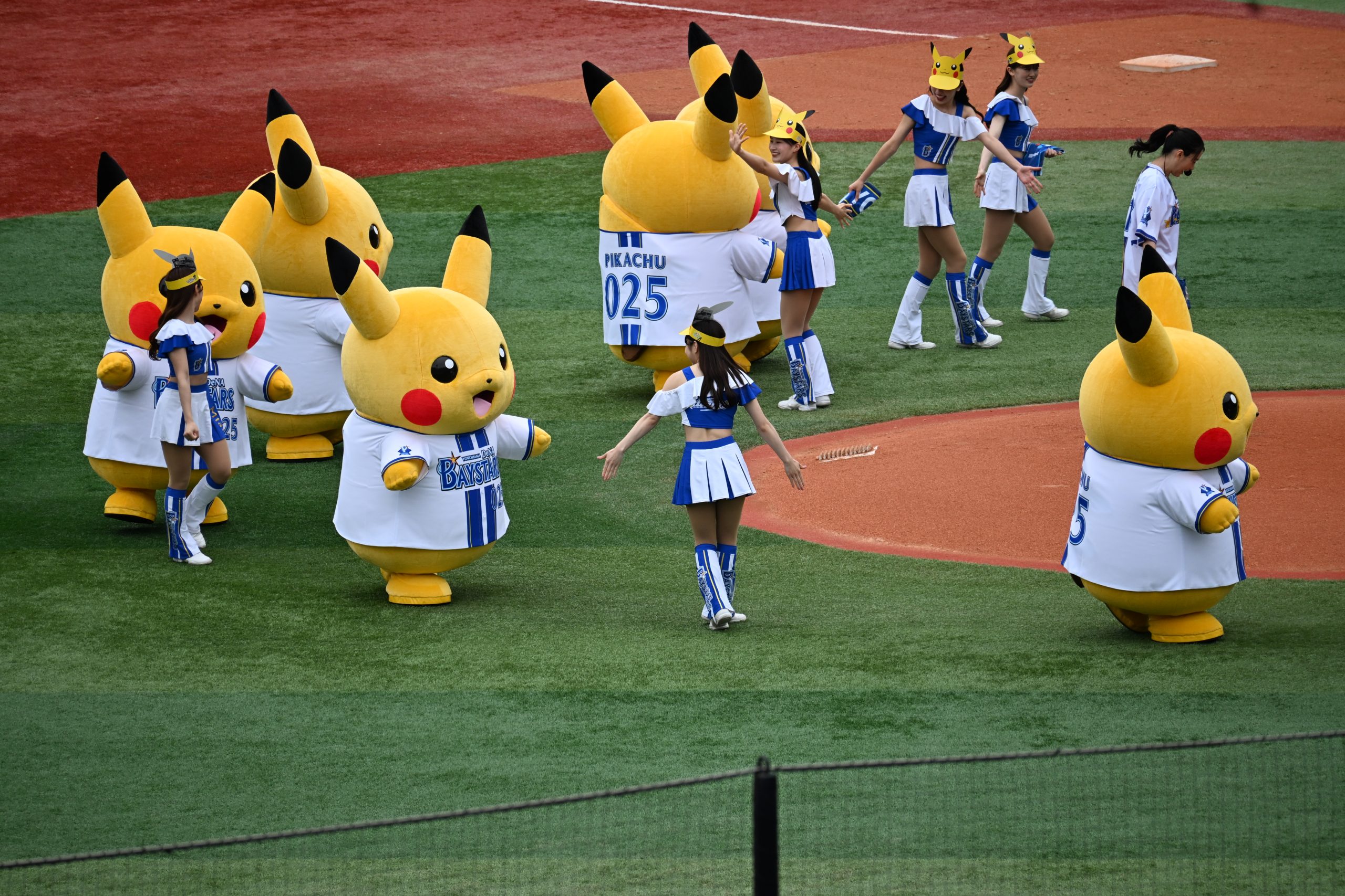 ベイスターズのユニフォームをきたピカチュウがたくさんわちゃわちゃしている