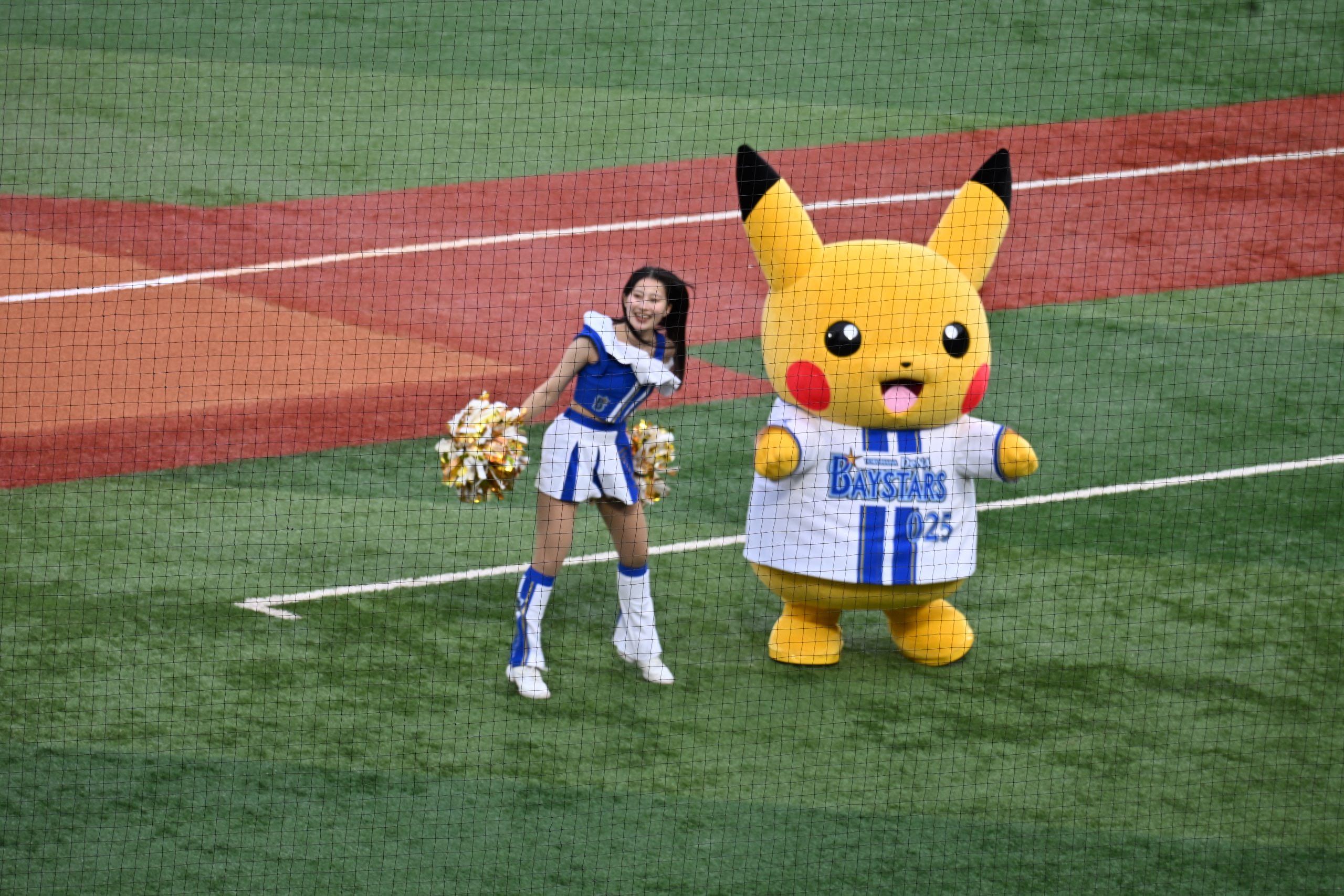 ベイスターズのチアガールとピカチュウ